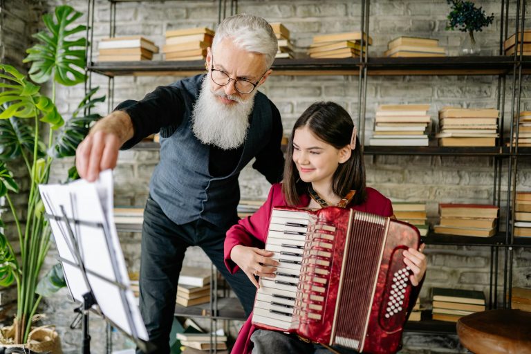 Veja como apps ensinam acordes, ritmos e prática para aprender acordeon passo a passo